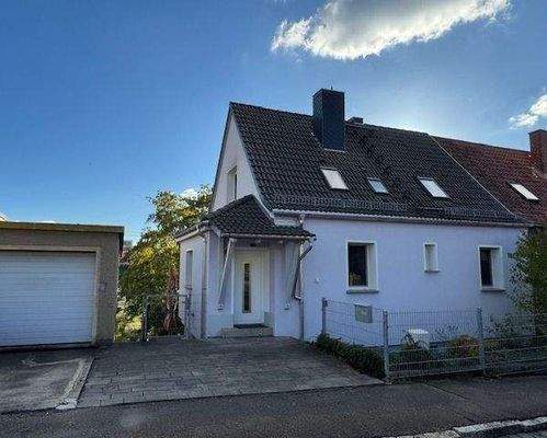 Zufahrt-Garage-Eingangsbereich-Vorderansicht