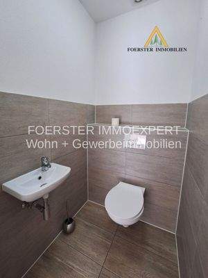 Separates WC mit Waschbecken