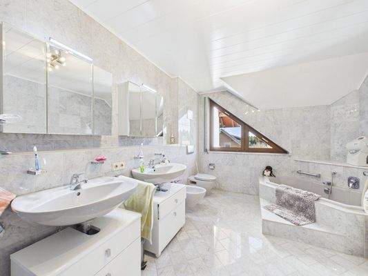 Wohnung Badezimmer 2