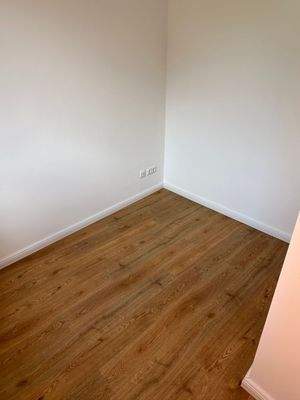 Leeres Zimmer mit Holzboden