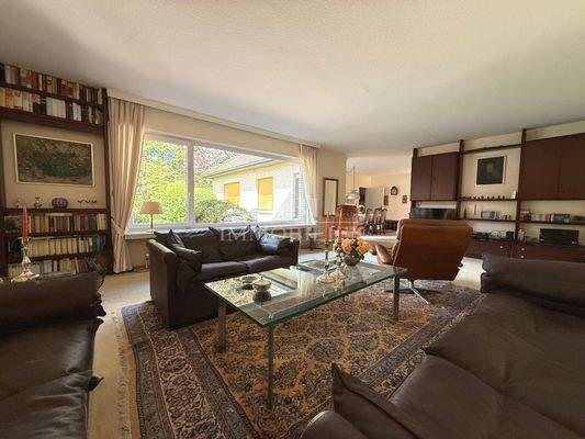 Wohnzimmer von sehr guter Größe