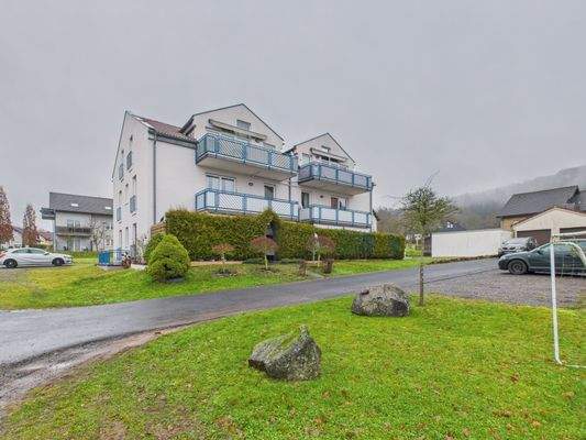 Mehrfamilienhaus mit Balkonen (Süd Seite)