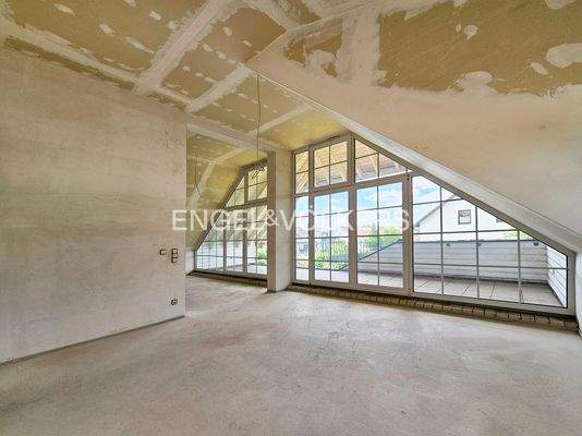 Essbereich mit Zugang zum Balkon DG