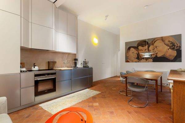 Wohnzimmer mit offener Küche