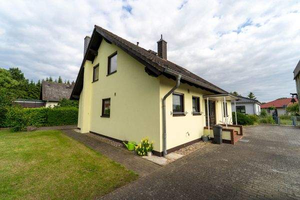 Befestigte Grundstücksauffahrt