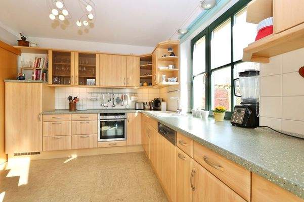 die geräumige Küche 