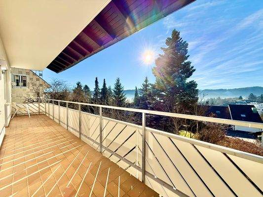 Sonnenverwöhnter Balkon mit herrlicher Weitsicht