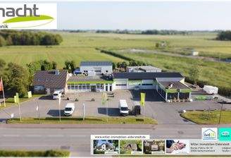 Das komplette Ensemble – Wohnhaus, Werkstätten und Hallen aus der Vogelperspektive.