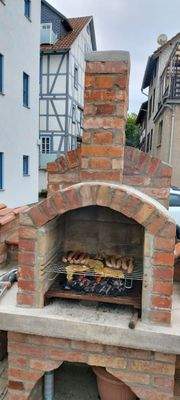 Backsteingrill im Garten