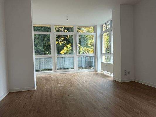 helles, geräumiges Wohnzimmer