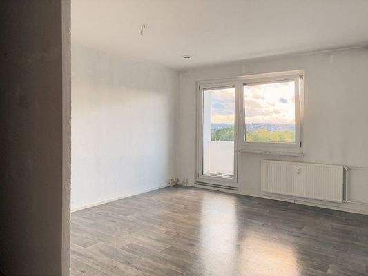 Wohnzimmer mit Zugang zum Balkon