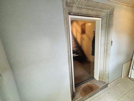 Windfang mit Glastüre und stilvoller Laibung (Haupthaus EG - Eingang)