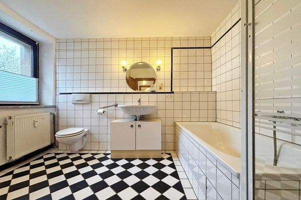 stilvolles Tageslichtbad im OG