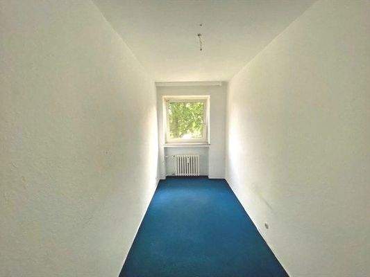 Das Fenster schafft gute Lichtverhältnisse im Arbeitszimmer