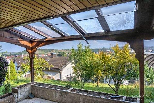überdachte Terrasse mit Garten