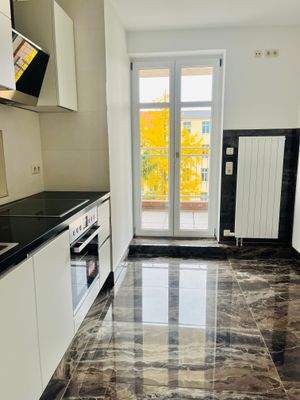 Küche mit Einbauküche und Balkon