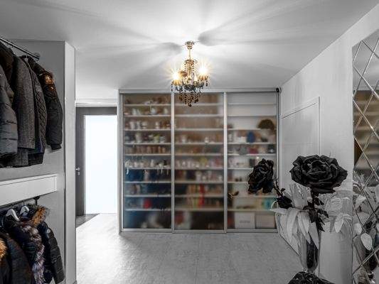 Flur EG mit Blick auf Eingangsbereich.jpg