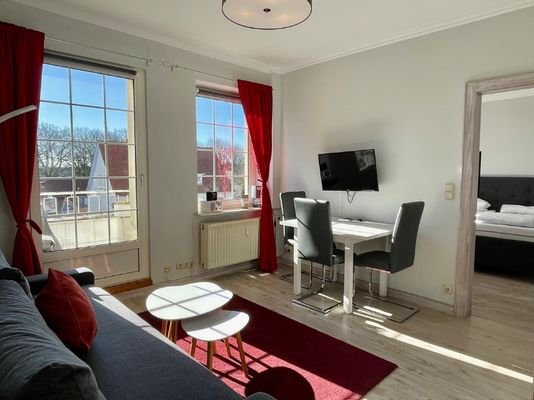 Wohn- und Esszimmer mit Balkonzugang