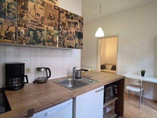 Küchenzeile mit Blick zum Schlafzimmer, Esstisch