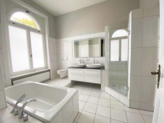 Großzügiges Badezimmer