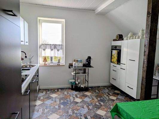 ansprechende Küche im OG