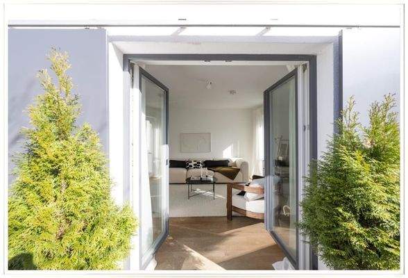 Blick v. der Terr. ins Wohnzi.