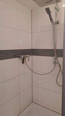 Badezimmer mit Dusche  