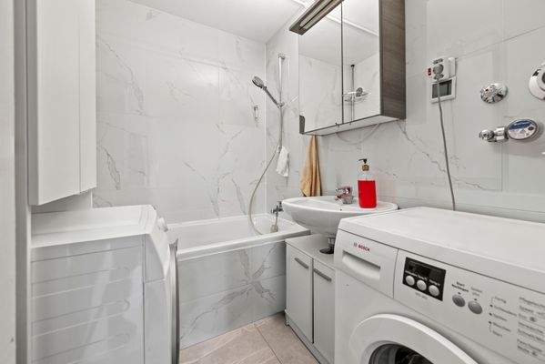 Badezimmer mit Badewanne.jpg