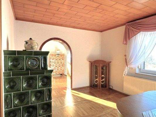 EG/OG: Wohnen/Essen mit Kachelofen