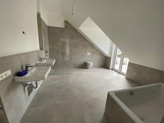 Bad mit extra großer Badewanne.jpg