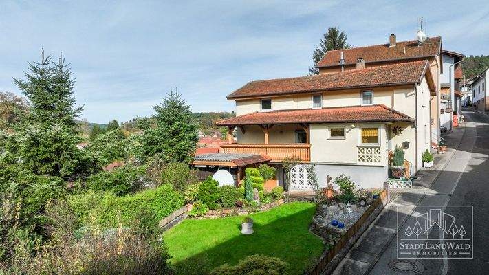 Hausansicht mit Garten