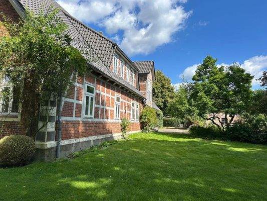 Seitenansicht mit Garten