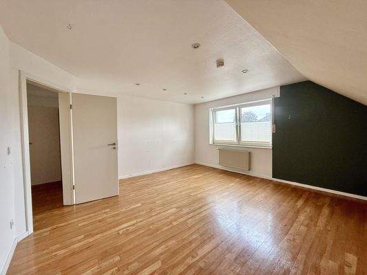 großes Schlafzimmer im DG