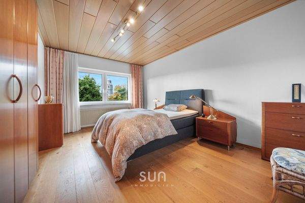 GROßES SCHLAFZIMMER