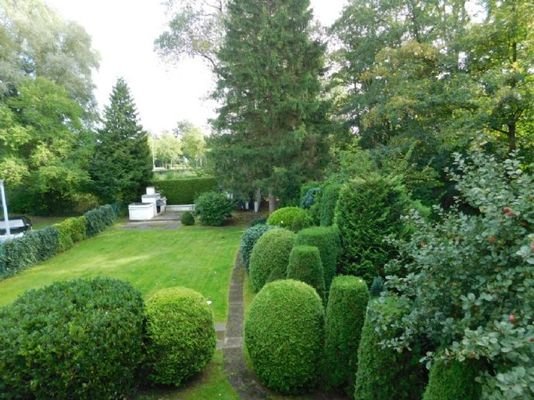 Blick in den hinteren Garten mit Gemeinschaftsgril