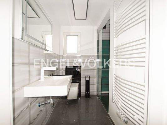 OG: Modernes Tageslicht-Bad mit Dusche
