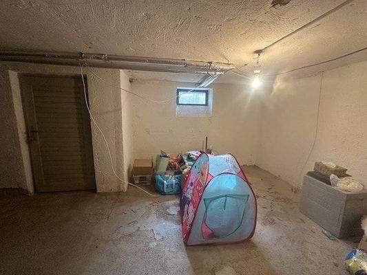 Kellerraum mit Zugang zum Garten