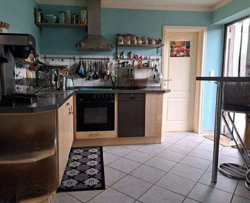 Offene Küche mit Zugang in den Garten