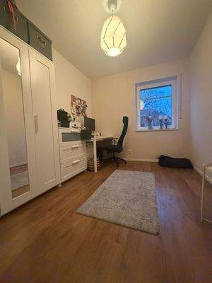 Helles Arbeitszimmer