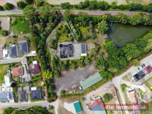 Luftaufnahme der Villa – eingebettet in weite Parklandschaft