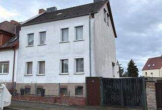 Außenansicht mit Einfahrt