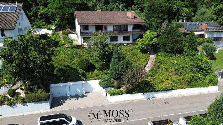 2 Garagen und ein Extrastellplatz, insgesamt 5 Parkplätze