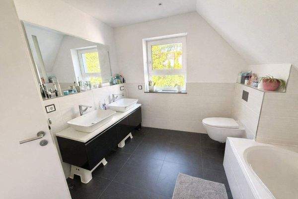 Moderne Badezimmergestaltung bei Tageslicht.jpeg