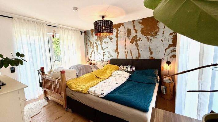Schlafbereich Elternschlafzimmer mit Zugang zum separaten Terrassenbereich