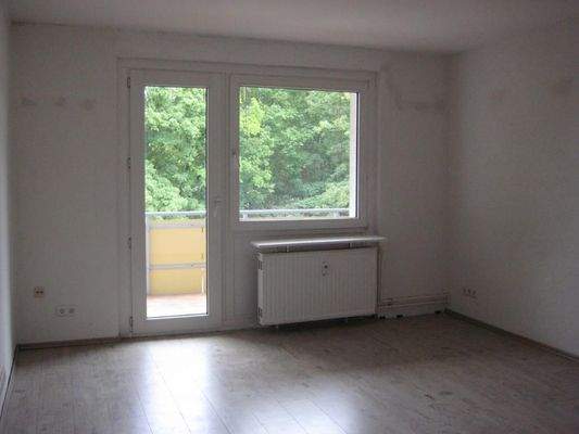 Wohnzimmer mit Balkon (Muster)