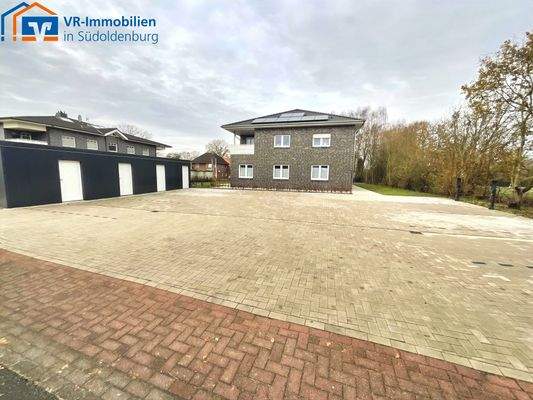 PKW-Stellplatz mit Wallbox, Abstellraum und Ansicht