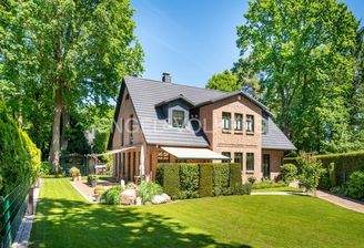 Vorderansicht Haus und Garten