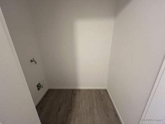 Abstellraum mit Waschmaschinenanschluss