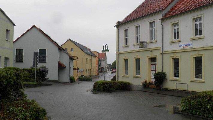 Zufahrt zu Parkplatz/Stellflächen hinter MFH