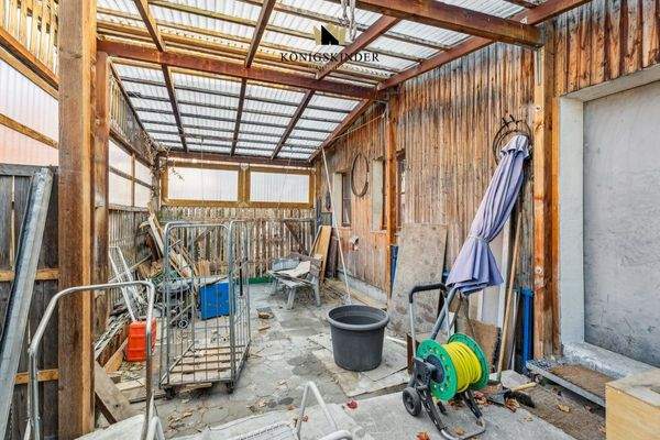 Überdachter Platz für Wohnmobil oder Camper